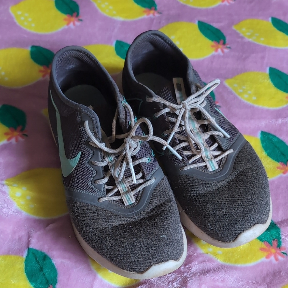 Nike Black and Gray Sneakers Lightweight Athletic Design